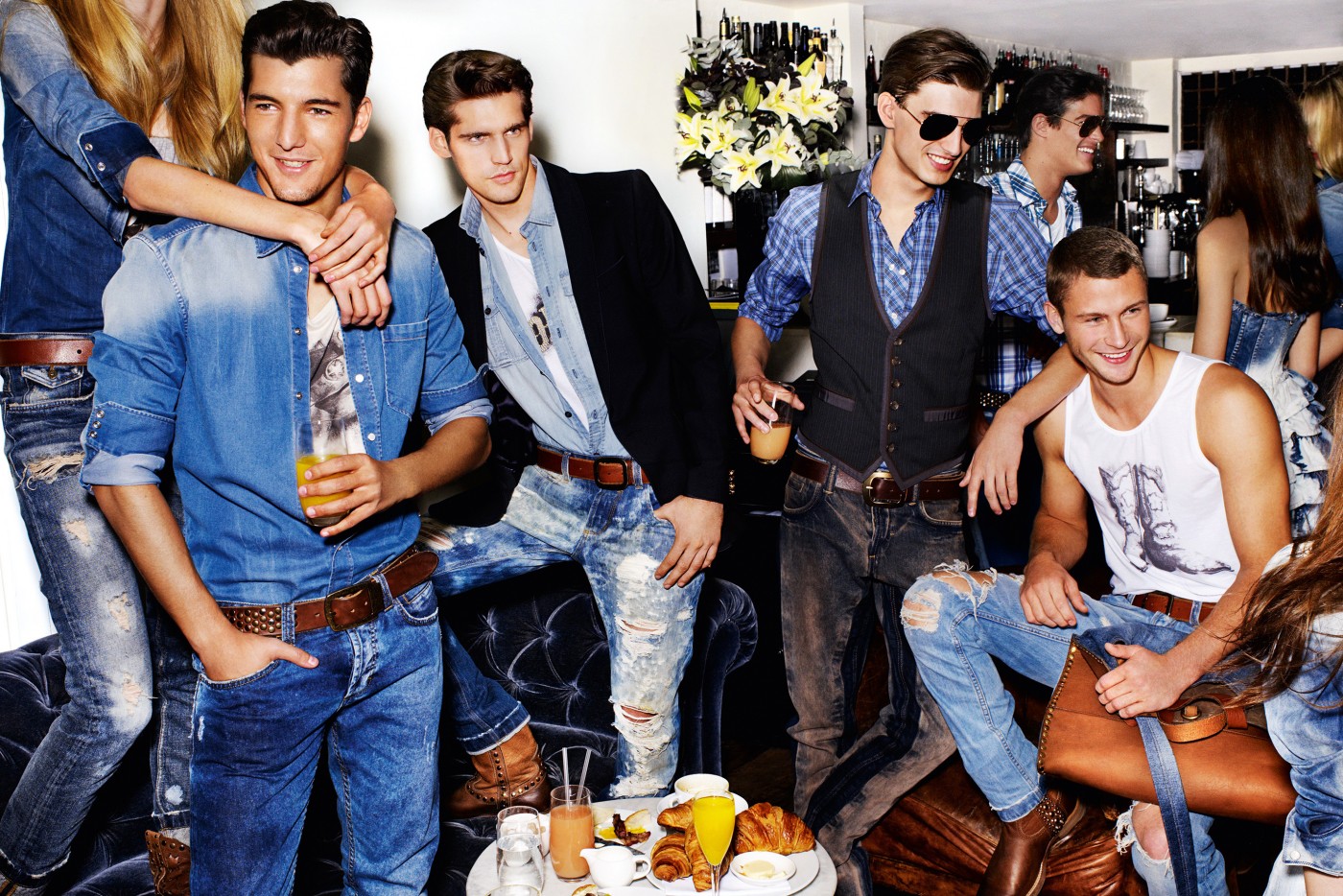 18 много мальчиков. Одежда для вечеринки мужская. Мужская вечеринка. Несколько парней. Реклама Дольче Габбана мужская одежда.